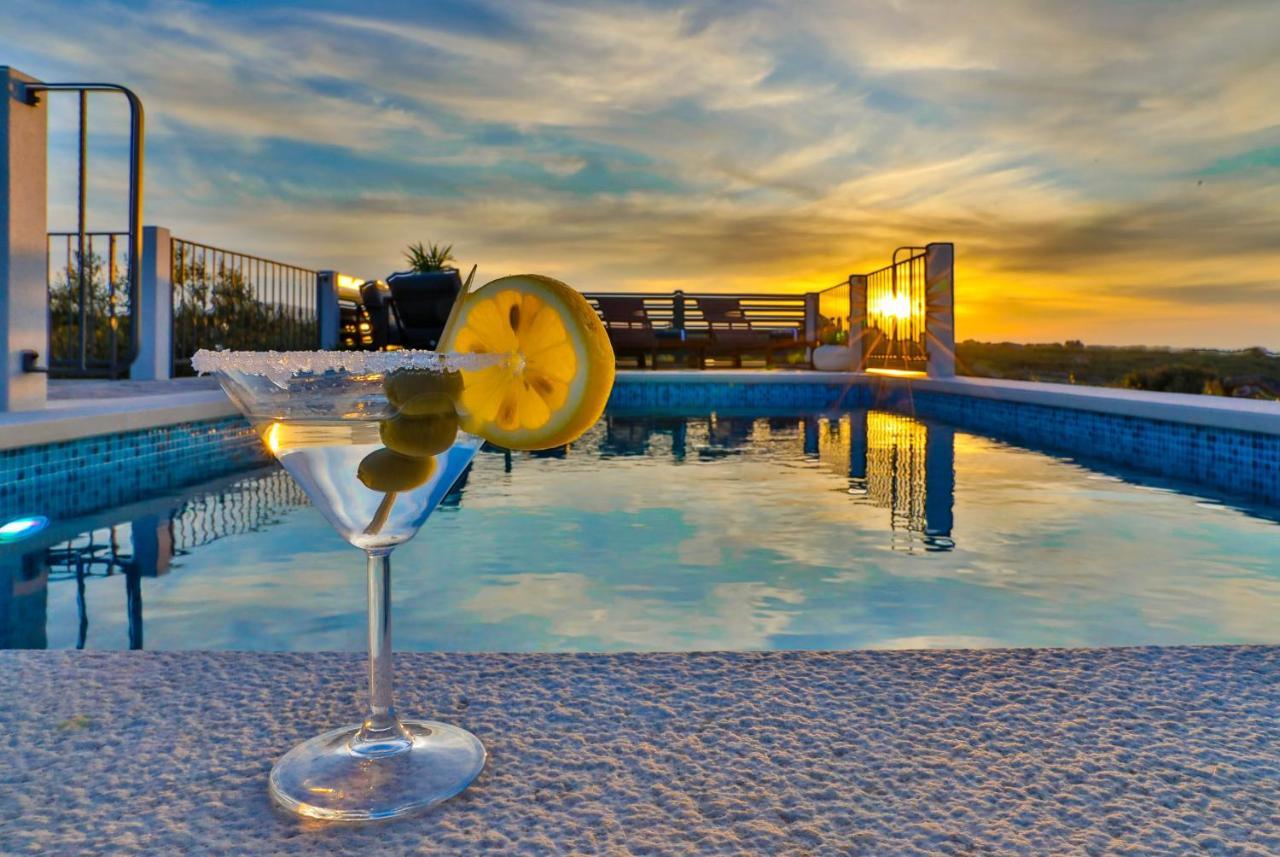 Heritage Holiday House Lori With Pool بوستيرا المظهر الخارجي الصورة