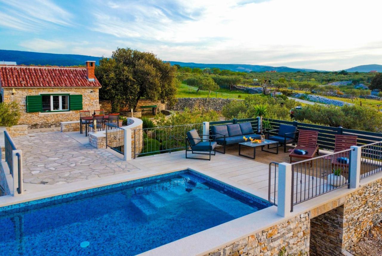 Heritage Holiday House Lori With Pool بوستيرا المظهر الخارجي الصورة