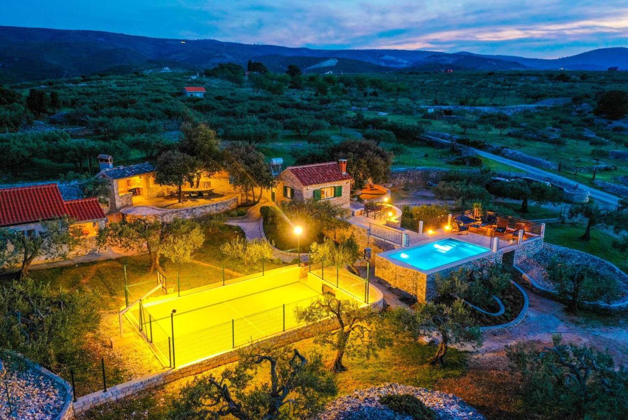 Heritage Holiday House Lori With Pool بوستيرا المظهر الخارجي الصورة