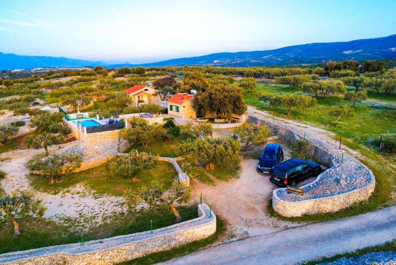 Heritage Holiday House Lori With Pool بوستيرا المظهر الخارجي الصورة