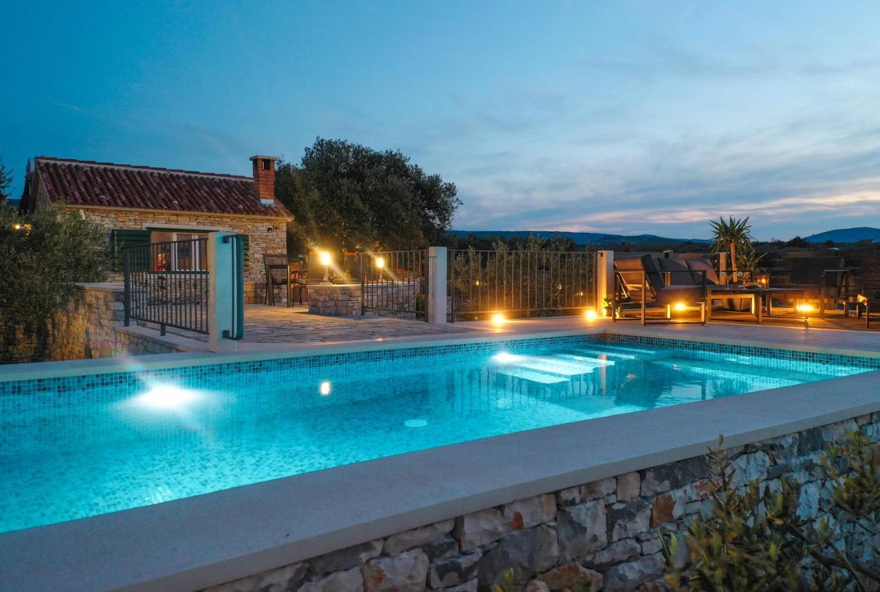Heritage Holiday House Lori With Pool بوستيرا المظهر الخارجي الصورة