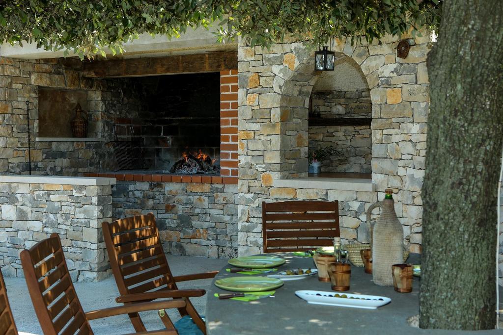 Heritage Holiday House Lori With Pool بوستيرا المظهر الخارجي الصورة